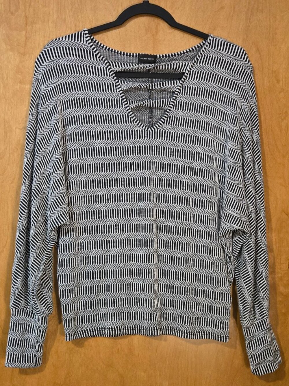 Buckle Black Long Sleeve Top Black White Zig-Zag Size Small Detail Casual Edgy